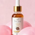 Flacon compte-gouttes du sérum Éclat maternel 30 ml sur fond rose