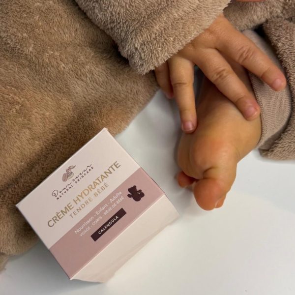 Creme tendre bébé et main et pied de bébé